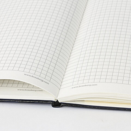 Блокнот А5 (148x218 мм), BRAUBERG "Metropolis", балакрон, 80 л., резинка, клетка, черный, 111585