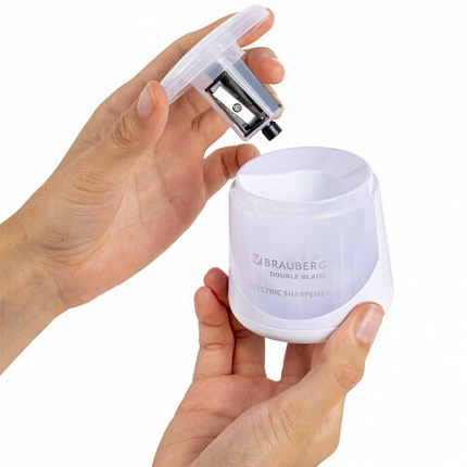 Точилка электрическая BRAUBERG DOUBLE BLADE WHITE, двойное лезвие, питание от 2 батареек, 271337