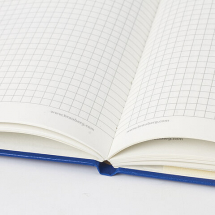 Блокнот А5 (148x218 мм), BRAUBERG "Metropolis", балакрон, 80 л., резинка, клетка, синий, 111582