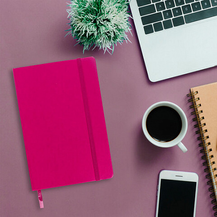 Блокнот А5 (148x218 мм), BRAUBERG "Metropolis", балакрон, 80 л., резинка, клетка, фуксия, 111587