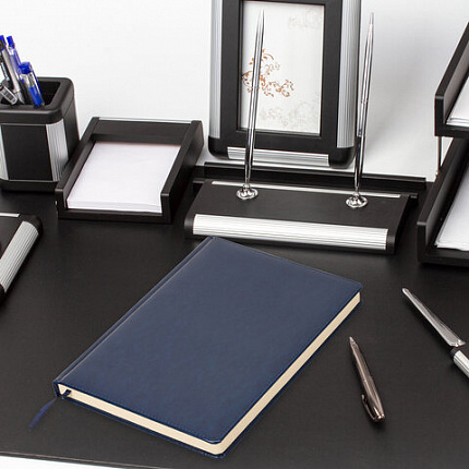 Ежедневник недатированный БОЛЬШОЙ ФОРМАТ (175х247 мм) B5, BRAUBERG "Imperial", под гладкую кожу, 160 л, кремовый блок, темно-синий, 124971