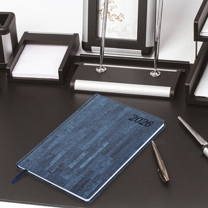 Еженедельник датированный 2026 БОЛЬШОЙ ФОРМАТ 210х297 мм, А4 BRAUBERG "Wood", под кожу, синий, 117158