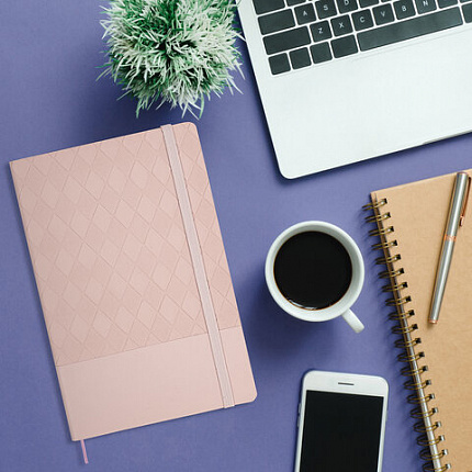 Блокнот А5 138x213 мм, BRAUBERG "Tissage", под кожу, 80 л., резинка, клетка, нежно-розовый, 116604