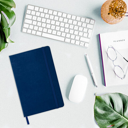 Блокнот А5 (148x218 мм), BRAUBERG "Metropolis Special", под кожу, 80 л., резинка, клетка, синий, 111574