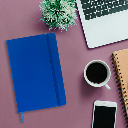 Блокнот А5 (148x218 мм), BRAUBERG "Metropolis", балакрон, 80 л., резинка, клетка, синий, 111582