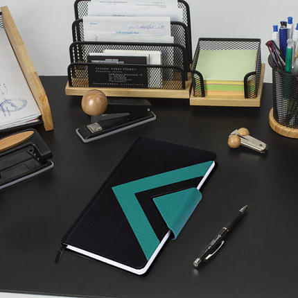 Ежедневник недатированный А5 138x213 мм BRAUBERG "Waves", под кожу, застежка, 160 л., черный/бирюзовый, 114454