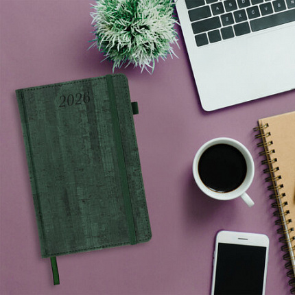 Ежедневник датированный 2026 А5 138x213 мм, BRAUBERG "Wood", под кожу, держатель для ручки, зеленый, 117109