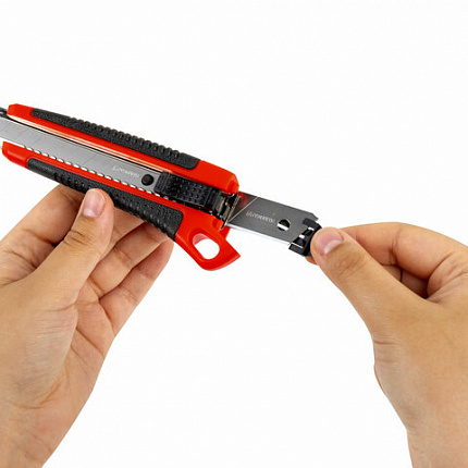 Нож канцелярский 18 мм BRAUBERG "Universal", 3 лезвия в комплекте, автофиксатор, черно-красный, 271351