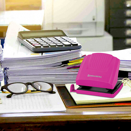 Дырокол BRAUBERG "SUPER", до 30 листов, цвет маджента и черный, 272745