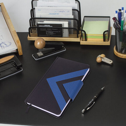 Ежедневник недатированный А5 138x213 мм BRAUBERG "Waves" под кожу, застежка, 160 л., черный/синий, 114453